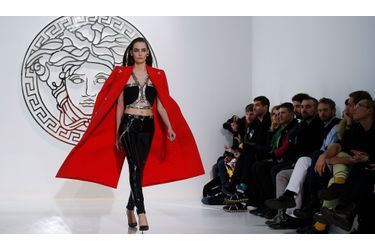 La Fashion Week de Milan bat son plein, notamment avec le défilé Versace. Donatella Versace a présenté une collection prêt à porter Automne-Hiver 2013-2014 rassemblant tout ce qui fait la marque: des robes courtes, aux coupes pures et quelques détails flashy. Le clou et le cuir sont évidemment au rendez-vous, tout comme un côté rock, jusque dans les robes du soir.