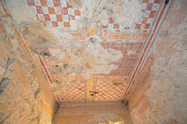 Le plafond du tombeau est remarquablement conservé.