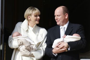 Charlène de Monaco et le prince Albert au balcon du palais pour présenter leurs jumeaux, le prince héréditaire Jacques et la princesse Gabriella, le 7 janvier dernier. 
