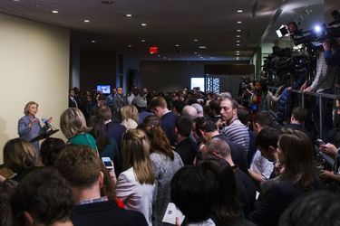 Hillary Clinton s&#039;expliquant face aux journalistes au siège des Nations unies à New York.