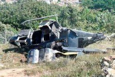 La carcasse d&#039;un des hélicoptères de l&#039;équipe de tournage de &quot;Dropped&quot; qui s&#039;est écrasé lundi.
