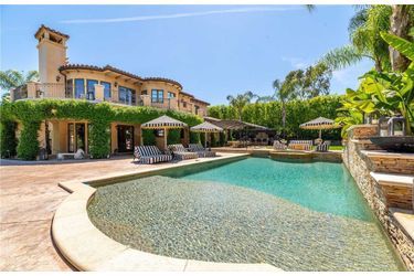Cette villa de Tarzana (Los Angeles) est proposée au prix de 4,8 millions de dollars par Kaley Cuoco («The Big Bang Theory»). L&#039;actrice avait acheté la maison en 2014 à Khloé Kardashian pour 5,5 millions de dollars.