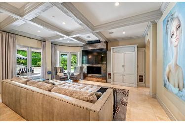 Cette villa de Tarzana (Los Angeles) est proposée au prix de 4,8 millions de dollars par Kaley Cuoco («The Big Bang Theory»). L&#039;actrice avait acheté la maison en 2014 à Khloé Kardashian pour 5,5 millions de dollars.