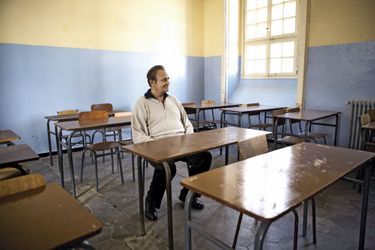 Dans une salle de classe du lycée Abdelkader, autrefois lycée Bugeaud, où Roger Hanin a été scolarisé, tout comme Albert Camus et Paul Belmondo le père de Jean-Paul.