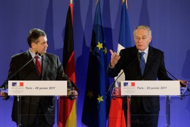 Jean-Marc Ayrault et Sigmar Gabriel en conférence de presse à Paris. 
