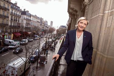 Marine Le Pen à son QG de campagne, rue du Faubourg Saint-Honoré à Paris, le 10 janvier, son pin's à la boutonnière.