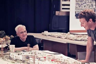 Le PDG de Facebook et l'architecte Frank Gehry en 2012 au dessus du plan du camps