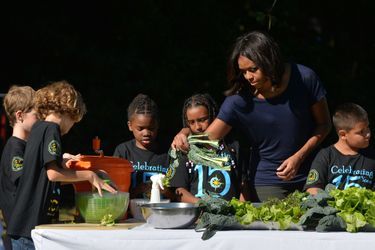 Michelle Obama a organisé, mardi, une session jardinage avec des écoliers de Washington