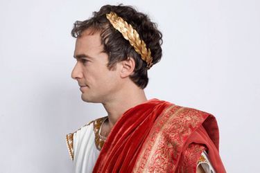 Jonathan Lambert joue le tyrannique empereur Maximus. 