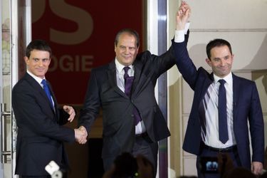 Manuel Valls et Benoît Hamon se serrent la main après la victoire de ce dernier à la primaire de la gauche, le 29 janvier 2017 à Paris.