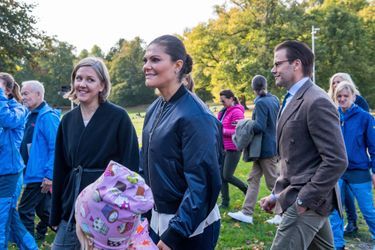La princesse Victoria de Suède et son mari le prince Daniel dans le parc Haga à Solna, le 4 octobre 2017.