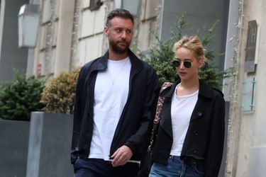 Jennifer Lawrence et son compagnon Cooke Maroney à Paris le 9 août 2018. 