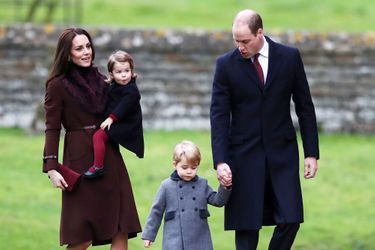 Kate, le prince William et leurs enfants Charlotte et George à Bucklebury pour la messe de Noël, en décembre 2016. 