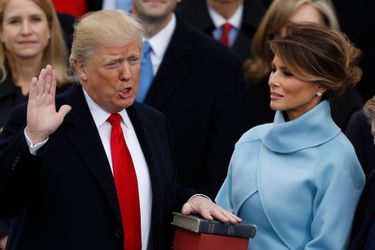 Donald Trump prête serment sur la Bible devant sa femme, Melania Trump.