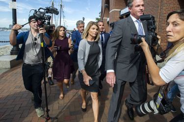 Lori Loughlin et son mari Mossimo Giannulli quittent la Cour fédérale de Boston après une audience préliminaire le 27 août 2019