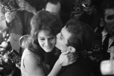 Orlando embrasse sa soeur Dalida dans les coulisses de l&#039;Olympia en 1961.