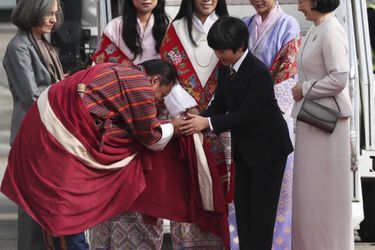 Le prince Hisahito du Japon et sa mère la princesse Kiko à l&#039;aéroport de Paro au Bhoutan, le 17 août 2019