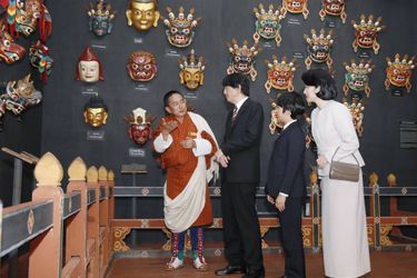 Le prince Hisahito du Japon et ses parents au Musée national à Paro au Bhoutan, le 17 août 2019