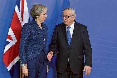 Le 7 février, à Bruxelles : face à Jean-Claude Juncker, président de la Commission, Theresa May vient plaider la renégociation de l’accord pourtant entériné à l’automne 2018.