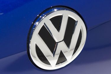 Logo Volkswagen sur le capot d&#039;une voiture exposée au salon de l&#039;automobile de Detroit.