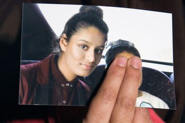 La soeur de Shamima Begum tient dans sa main une photo de la jeune femme, en février 2015.