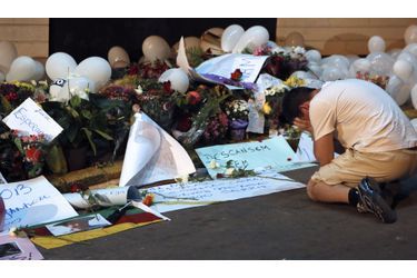 Un homme pleure devant un mémorial installé après l’incendie qui a ravagé une boîte de nuit du Brésil dimanche soir et fait plus de 230 morts. 
