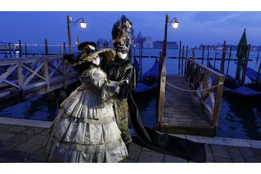 Le Carnaval de Venise a commencé samedi. L’évènement d’une dizaine de jours attire tous les ans des milliers de touristes, venus admirer les passants vêtus de costumes somptueux. 