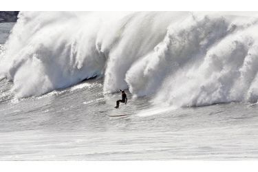 Un surfeur tente de dompter une vague pendant un tournoi à Punta Galea, en Espagne. 