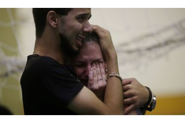 Des proches des 232 victimes mortes dans l’incendie d’une boîte de nuit de Santa Maria, au Brésil dimanche, assistent à une veillée en leur honneur. 