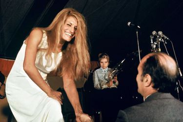 François Mitterrand félicite Dalida après un concert donné par la chanteuse.