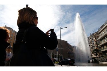 La rupture d'une conduite d'eau à Rome, en Italie, s'est traduite par un énorme geyser en pleine rue, plus haut qu'un immeuble de neuf étages.