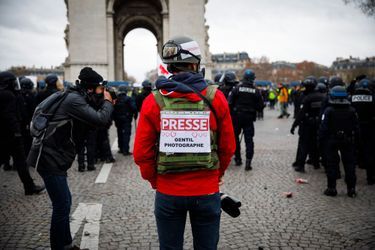 Un photographe lors de la manifestation des "gilets jaunes" à Paris.