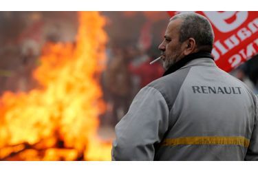 Devant l'usine Renault de Flins, des salariés en colère se sont rassemblés mardi pour dénoncer le plan de suppressions de postes annoncé il y a deux semaines par la direction.