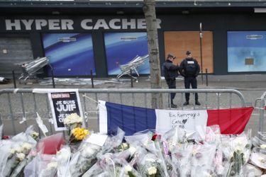 Le 9 janvier, des fleurs et un drapeau tricolore en hommage aux victimes de l'Hyper Cacher et du carnage de Charlie Hebdo.