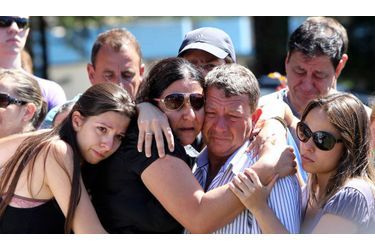 Les parents du jeune Carlos Alexandre Machado ne peuvent retenir leur émotion lors de ses funérailles, à Santa Maria. Le garçon est décédé lors de l'incendie à la discothèque Kiss, dimanche. 233 personnes sont mortes dans la tragédie. 