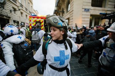 A Bordeaux, dans la manif des gilets jaunes, les street medics créent un cordon de sécurité pour extraire un blessé de la foule.