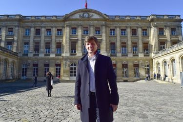 Nicolas Florian devant la mairie de Bordeaux, jeudi.
