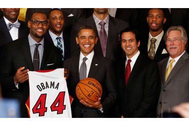 Barack Obama a reçu l'équipe championne NBA en titre, le Miami Heat de LeBron James, à Washington. Il a reçu un maillot à son nom floqué du numéro 44.