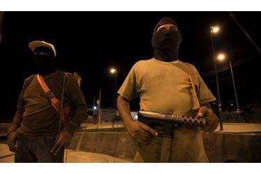 Des membres de la "police communautaire" montent la garde au cours d'une patrouille de nuit dans la ville d’Ayutla de los Libres, dans la région de Costa Chica, au Mexique. Des résidents, rejoints par la police communautaire, ont pris les armes il y a trois semaines pour assurer eux-mêmes leur propre sécurité, et lutter contre les gangs organisés qui sévissent dans la région. La police communautaire, une force composée de bénévoles créée en 1995, est basée sur le système de justice autochtone traditionnelle.