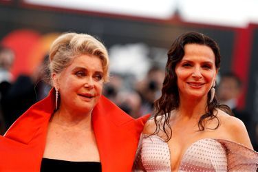 Les actrices françaises Catherine Deneuve et Juliette Binoche ont foulé le tapis rouge vénitien à l'occasion de l'ouverture de la prestigieuse 76e Mostra de Venise.