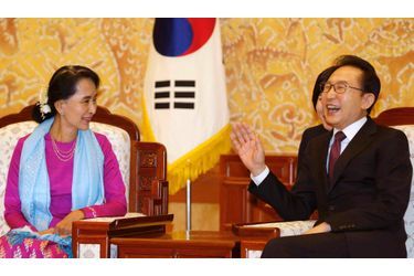 Le Prix Nobel de la Paix Aung San Suu Kyi est à Séoul depuis lundi, où elle a notamment été reçue par le président sud-coréen, Lee Myung-bak, à la Maison bleue.