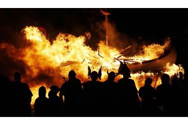 Le festival Helly Aa a débuté mardi en Ecosse. Cette fête se déroule tous les ans et voit des milliers de personnes vêtus comme des Vikings, assister à des processions et des retraites aux flambeaux.