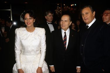 En France, le 2 novembre 1988, lors de son mariage avec Jacques Djian, Isabelle Hanin, avec son oncle François Mitterrand et son père Roger Hanin.