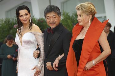 Juliette Binoche, Hirokazu Kore-Eda et Catherine Deneuve à l'ouverture de la 76e Mostra de Venise.