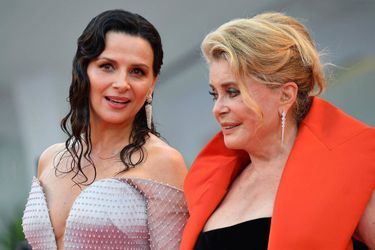 Les actrices françaises Catherine Deneuve et Juliette Binoche ont foulé le tapis rouge vénitien à l&#039;occasion de l&#039;ouverture de la prestigieuse 76e Mostra de Venise.