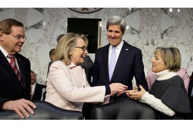 Hillary Clinton arrive avec le sénateur John Kerry pour son audition devant la commission sénatoriale des relations étrangères qui doit le confirmer au poste de secrétaire d'Etat américain. 