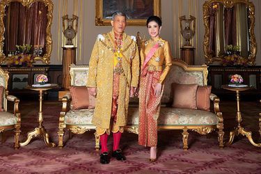 Le roi de Thaïlande Maha Vajiralongkorn (Rama X) avec Sineenat Bilaskalayani, sa concubine officielle. Cliché diffusé le 26 août 2019 par le Palais royal de Thaïlande