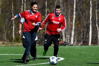 La princesse Victoria de Suède joue au foot lors de sa randonnée dans le Jämtland, le 17 mai 2019