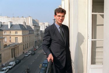 Arnaud Montebourg en octobre 1995. A l&#039;époque, il mène la charge contre Alain Juppé, qui s&#039;était quelques années plus tôt attribué un logement de la ville de Paris loué à un tarif avantageux.