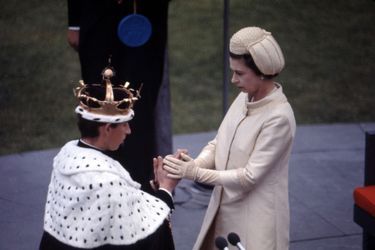 Charles est intronisé prince de Galles par sa mère la reine Elizabeth II, lors d'une cérémonie au château de Caernarfon, le 1er juillet 1969. 